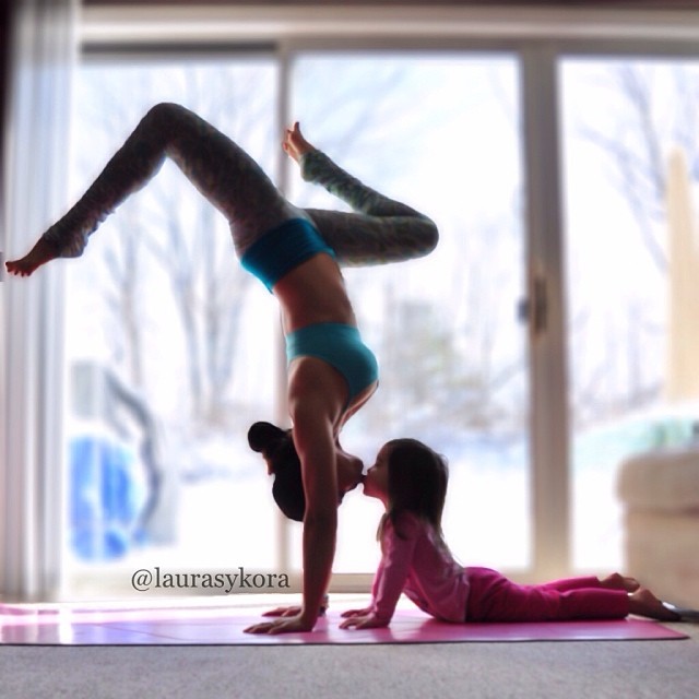 mom-and-daughter-yoga-laura-kasperzak-2