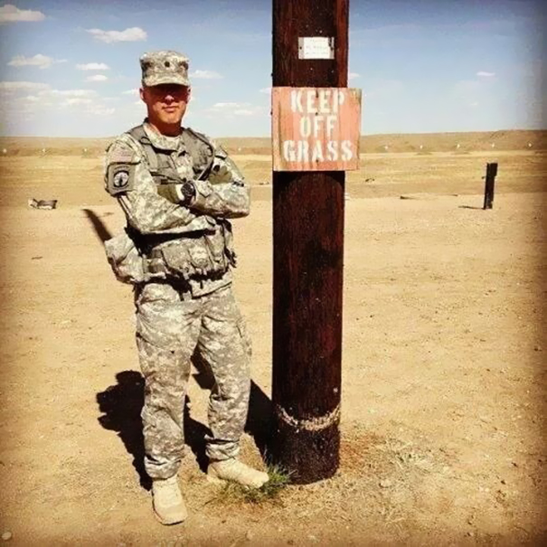 20 Hilarious Photos of Soldiers Seeing the Funny Side