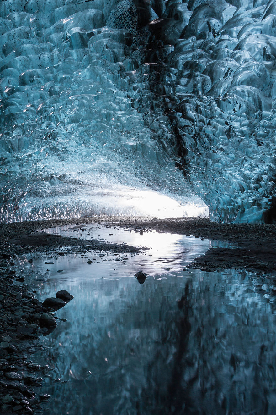 I-finally-visited-the-ice-caves-in-Iceland18__880.jpg