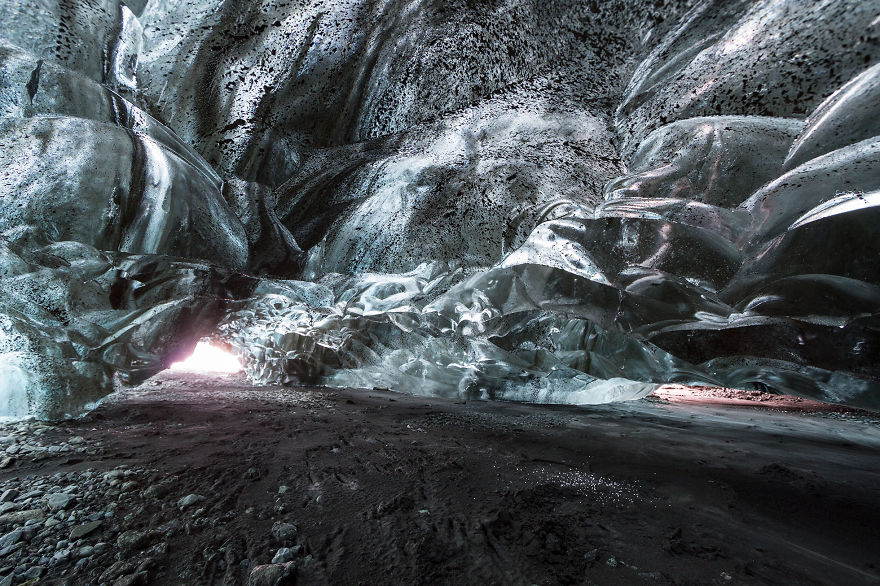 I-finally-visited-the-ice-caves-in-Iceland19__880.jpg