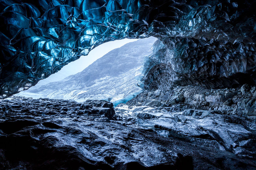I-finally-visited-the-ice-caves-in-Iceland23__880.jpg