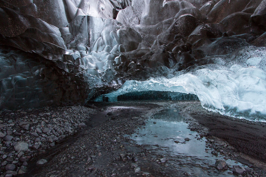 I-finally-visited-the-ice-caves-in-Iceland30__880.jpg