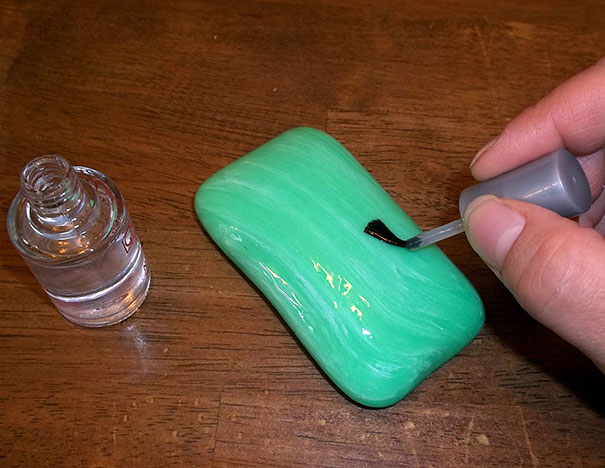 油漆肥皂透明指甲油，让它在淋浴