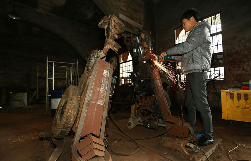 湖南衡阳农民父子用废旧汽车做变形金刚 年入百万-2