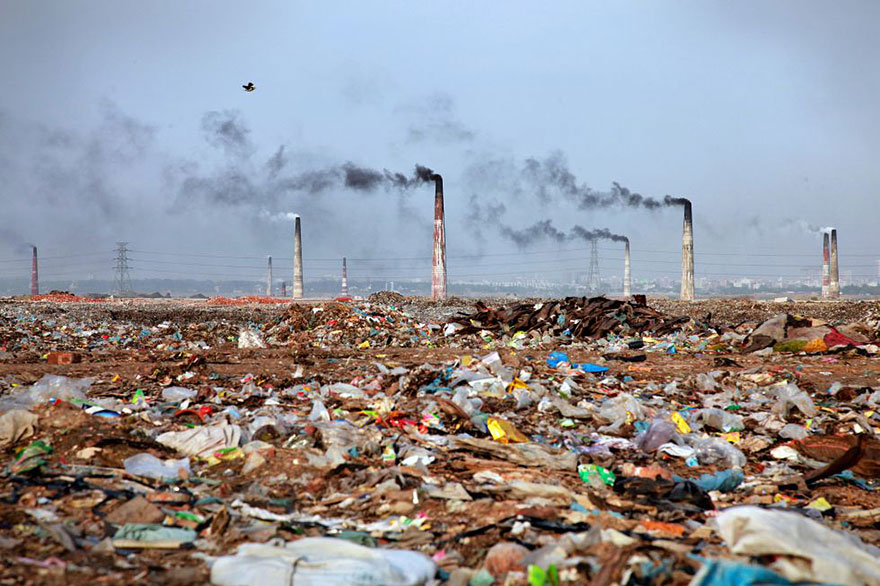 Cảnh tượng ngập ngụa rác tại Bangladesh.