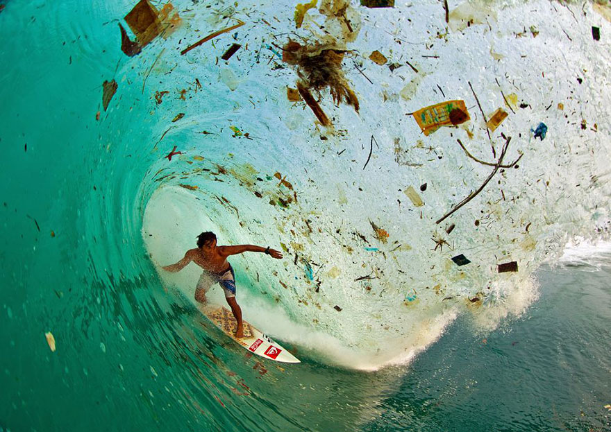 Lướt sóng tại vùng biển đầy rác của đảo Java (Indonesia) – hòn đảo đông dân nhất hành tinh.
