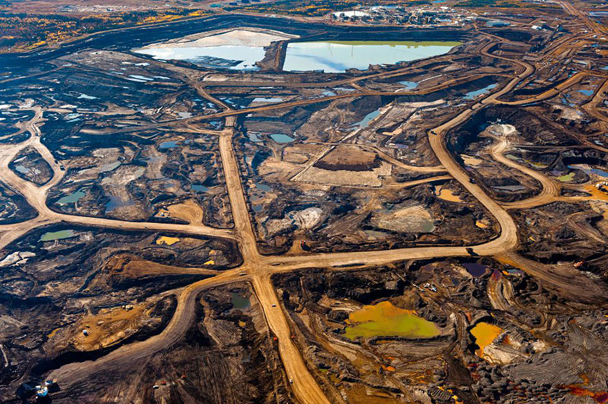 Các khu vực có trữ lượng hắc ín lớn tại Alberta, Canada bị tàn phá bởi hoạt động khai thác và rác thải độc hại.