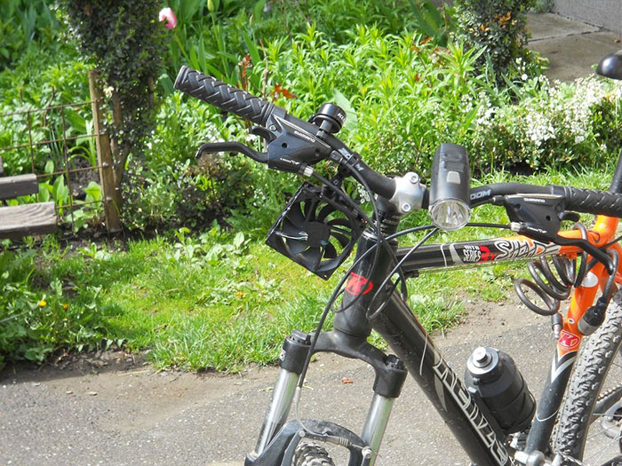 16-ročný chlapec vyrobil nabíjačku poháňanú jazdou na bicykli 