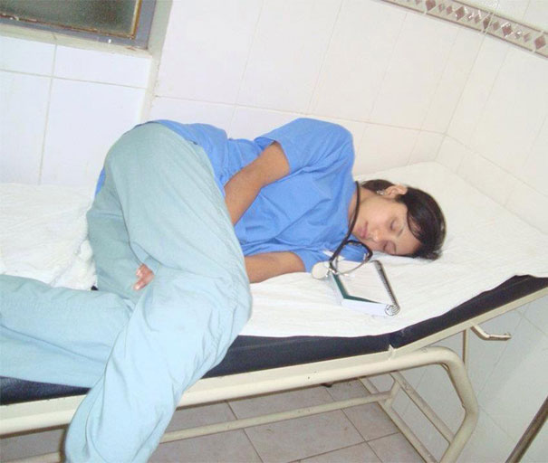 medical-resident-sleeping-overworked-doctors-mexico-yo-tambien-mi-dormi-42__605.jpg