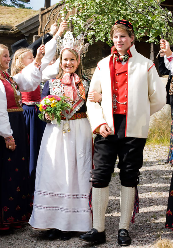 Традиционные Свадебные Костюмы И Свадебный Венец Из Норвегии