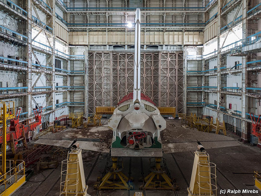 Abandonado-soviético-espaço-shuttle-hangar-buran-baikonur-cosmodrome-kazakhstan-ralph-mirebs-14