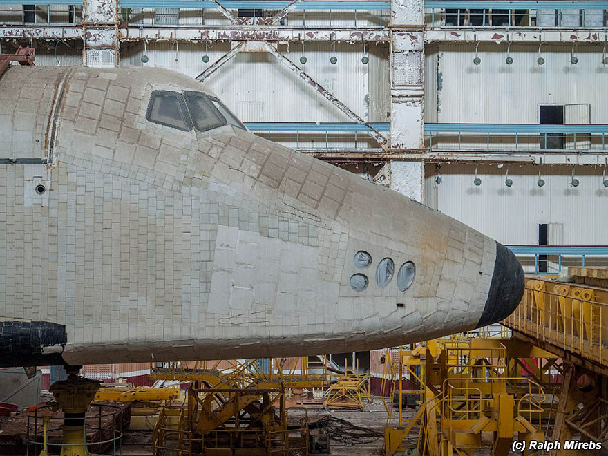 Abandonado-soviético-espaço-shuttle-hangar-buran-baikonur-cosmodrome-kazakhstan-ralph-mirebs-15