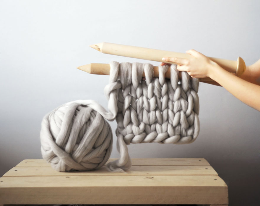 http://static.boredpanda.com/blog/wp-content/uploads/2015/06/giant-super-chunky-wool-knitwear-blankets-anna-mo-2.jpg