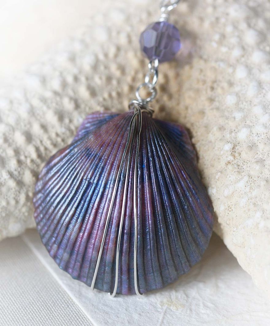 Jessica Galbreth - Biżuteria zdobiona muszelkami. Jessica Galbreth - Seashell jewelry.