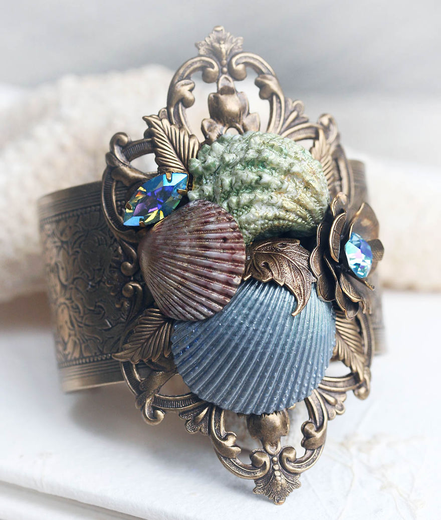 Jessica Galbreth - Biżuteria zdobiona muszelkami. Jessica Galbreth - Seashell jewelry.