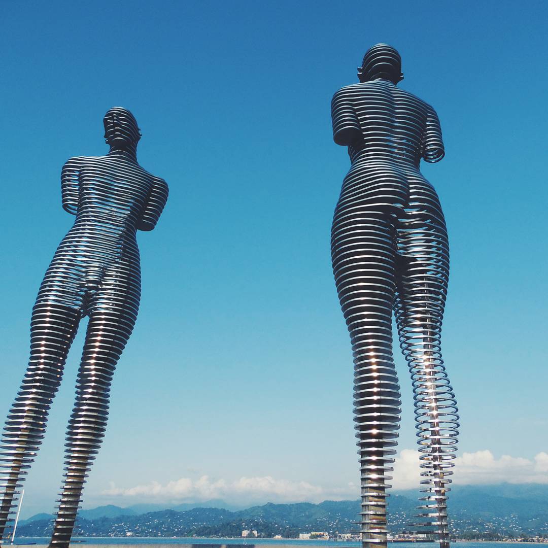 Tamara Kvesitadze - ruchome statuy "Mężczyzna i Kobieta" w Gruzji. Tamara Kvesitadze - moving statues of a “Man and Woman” in Georgia.