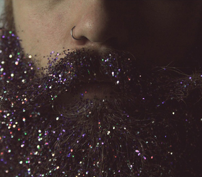Men Are Covering Their Beards In Glitter Just In Time For The Holidays 