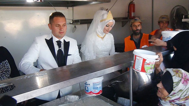 Un mire și o mireasă de naționalitate turcă s-au gândit să petreacă ziua nunții lor ajutând 4000 de refugiați