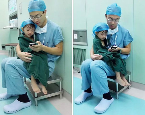 Un Chirug calmează o fetiță de 2 ani înainte de operație
