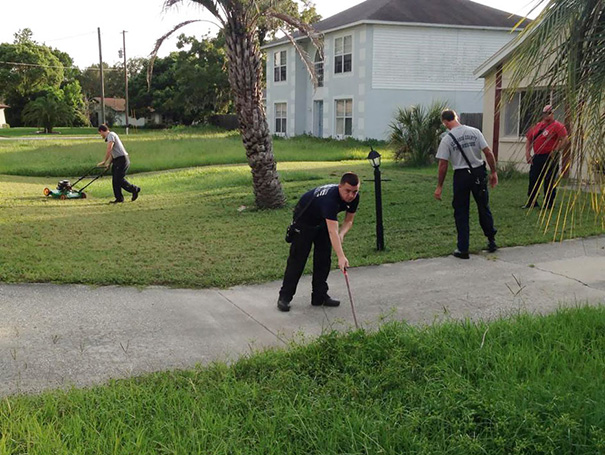 Un bărbat face infarct în timp ce tăia iarba din fața casei, iar pompierii s-au gândit să îi termine treaba