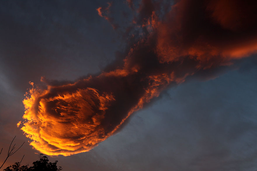 unusual-cloud-formation-fist-hand-of-god-portugal-2