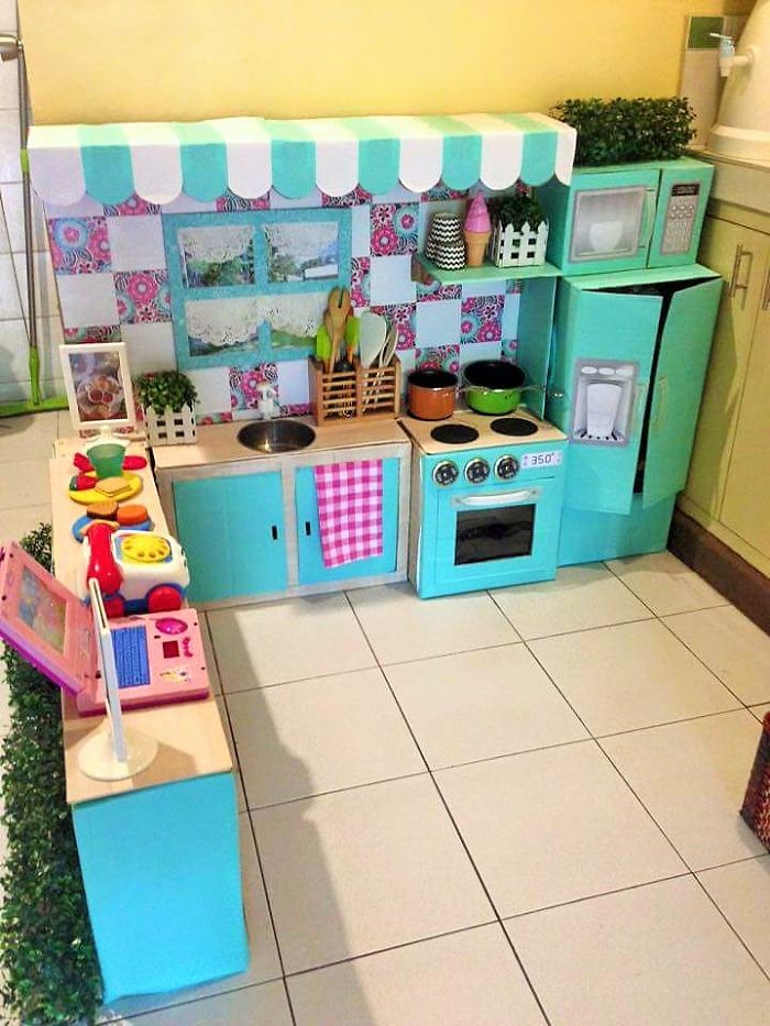 Rodessa Villanueva-Reyes - mini kuchnia dla córki. Rodessa Villanueva-Reyes - mini play kitchen for daughter.