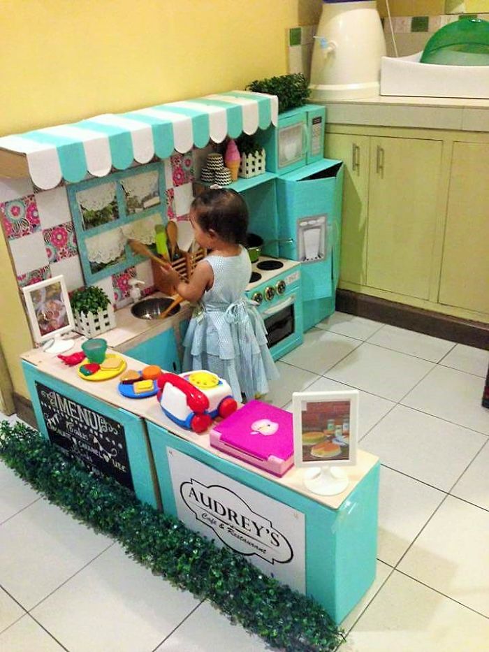 Rodessa Villanueva-Reyes - mini kuchnia dla córki. Rodessa Villanueva-Reyes - mini play kitchen for daughter.