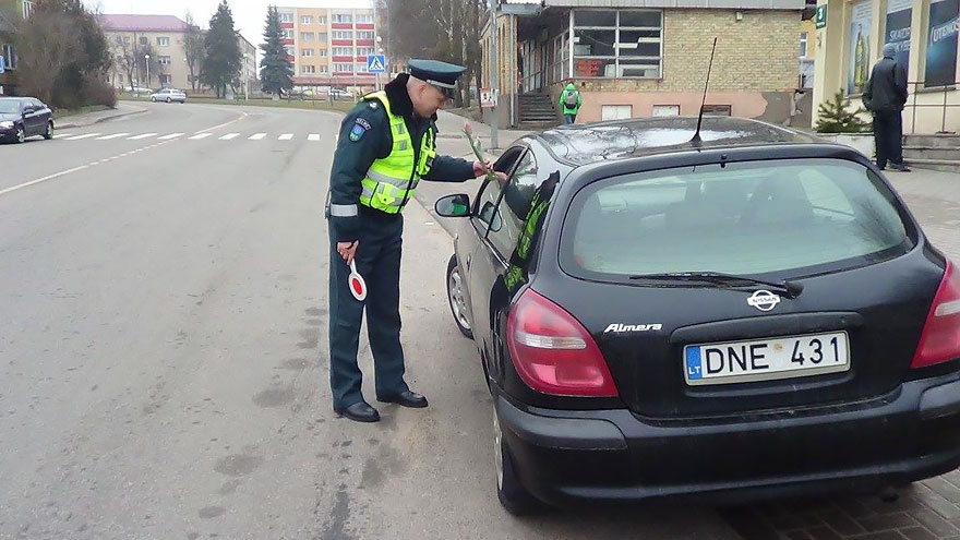 lithuanian-police-officers-give-flowers-international-womens-day-1