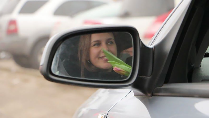 lithuanian-police-officers-give-flowers-international-womens-day-12