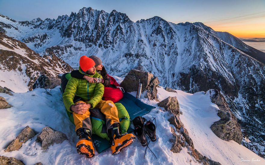 Mladý slovenský pár “randí” na vrcholoch našich hôr. Ich fotky obleteli celý svet
