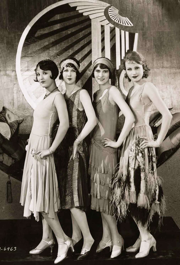 W co się ubierały kobiety prawie 100 lat temu? (lata 20-te XX wieku). What did women wear almost 100 years ago? (1920s).