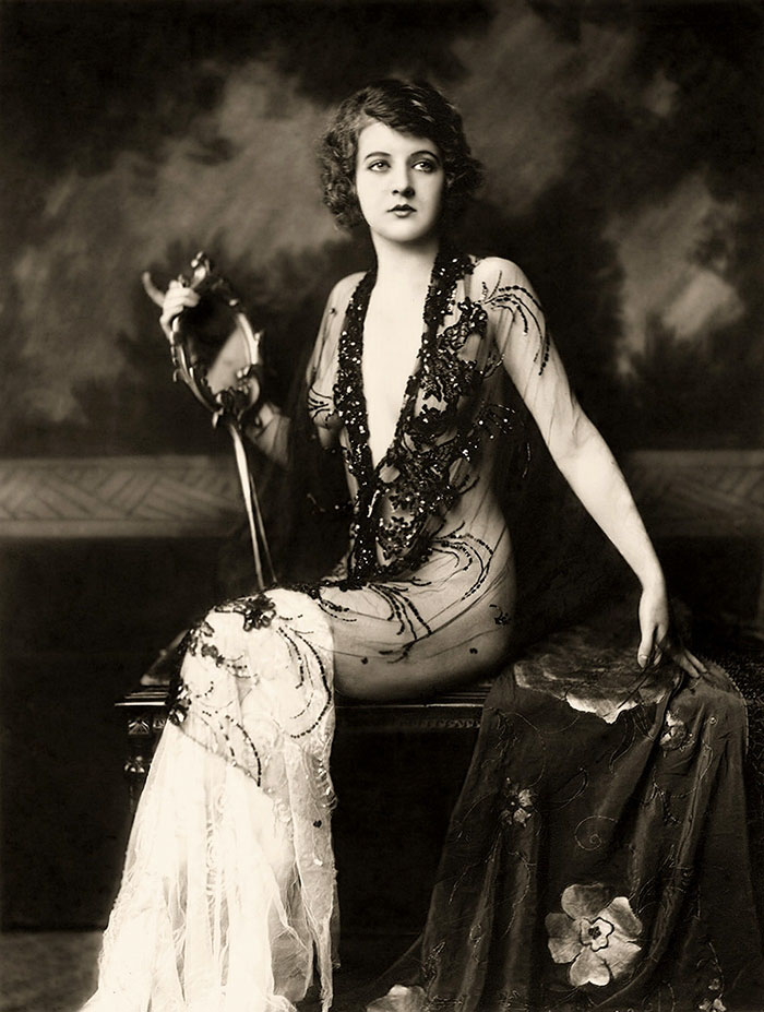 W co się ubierały kobiety prawie 100 lat temu? (lata 20-te XX wieku). What did women wear almost 100 years ago? (1920s).