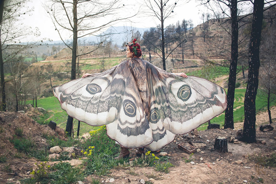 Ručne zdobené šatky pripomínajú motýlie krídla