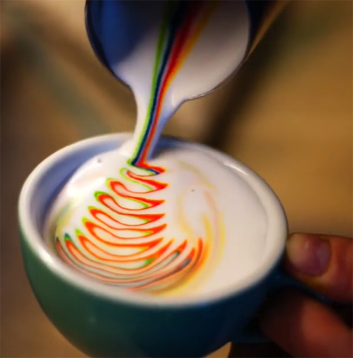 Mason Salisbury - kolorowa kawa Latte. Mason Salisbury - colorful Latte.