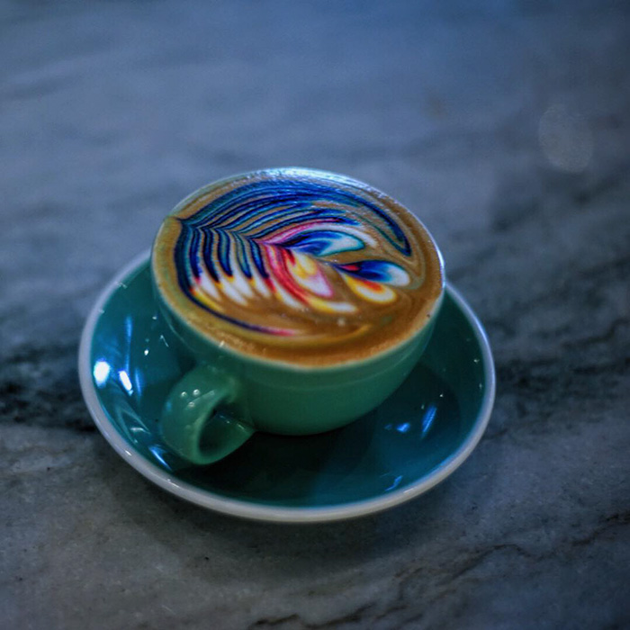 Mason Salisbury - kolorowa kawa Latte. Mason Salisbury - colorful Latte.