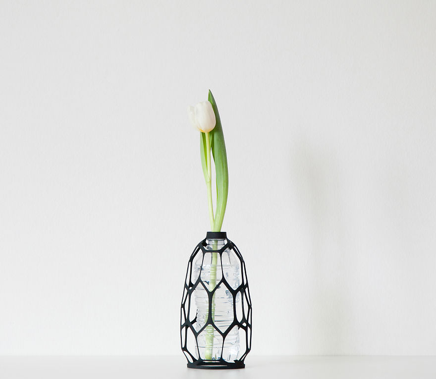 Libero Rutilo - kolekcja wazonów 3D, które nadają "drugie życie" plastikowym butelkom. Libero Rutilo - these collection of 3D printed vases give plastic bottles a "second life".