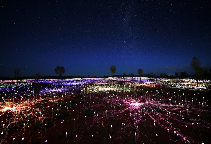 Bruce Munro - " Pole światła". Artysta użył 50 000 świateł by zamienić pustynię w krainę z baśni. Bruce Munro - "Field of Light". Artist uses 50 000 lights to turn desert into surreal fairytale.