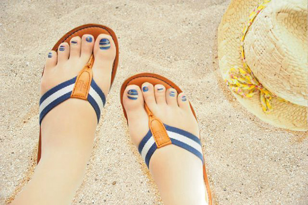 Rajstopy z pomalowanymi paznokciami - nowa moda w Japonii. Stockings with pre-painted toenails - the latest craze in Japan