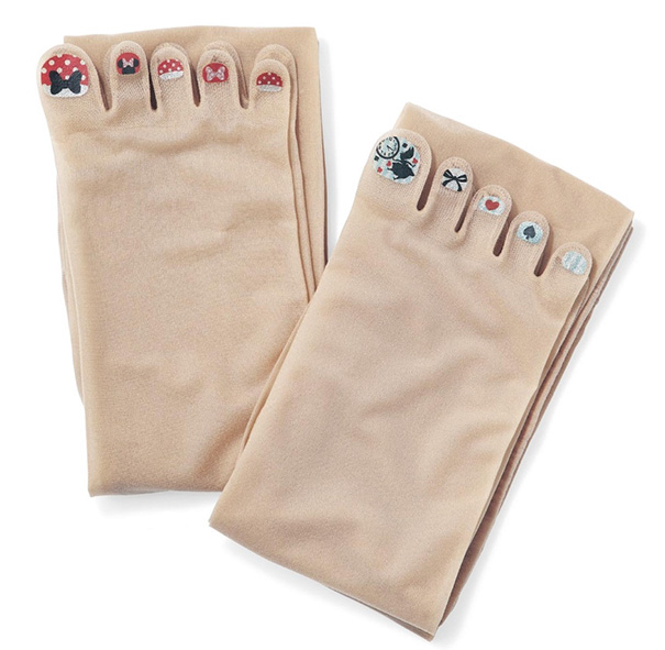 Rajstopy z pomalowanymi paznokciami - nowa moda w Japonii. Stockings with pre-painted toenails - the latest craze in Japan