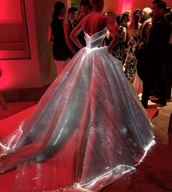 Claire Danes - świecąca suknia na gali MET od Zac Posen. Claire Danes - glowing dress on the Met Gala by Zac Posen.