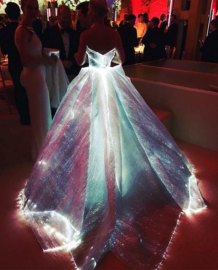 Claire Danes - świecąca suknia na gali MET od Zac Posen. Claire Danes - glowing dress on the Met Gala by Zac Posen.