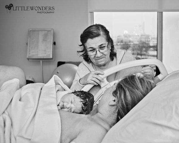 mothers-help-daughters-give-birth-photography-12