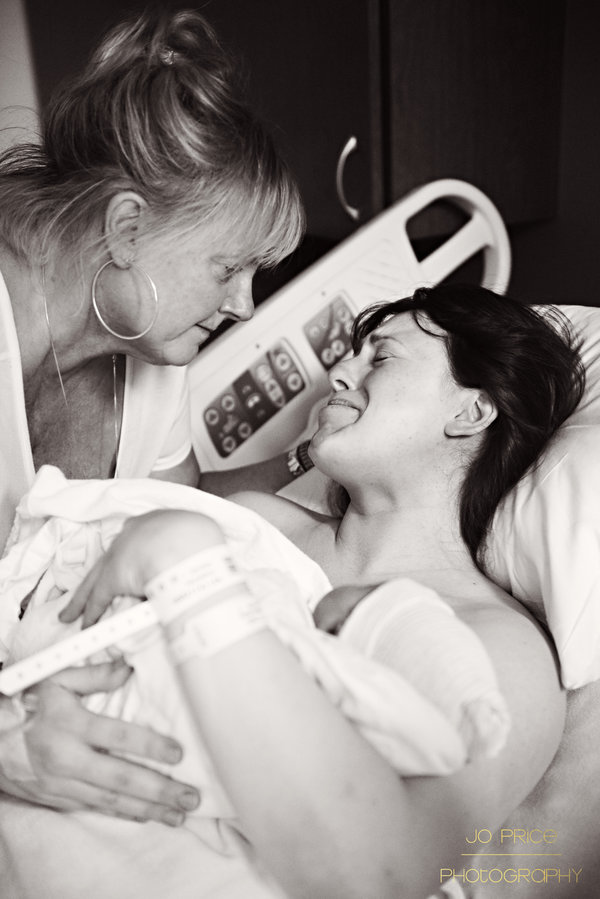 mothers-help-daughters-give-birth-photography-2