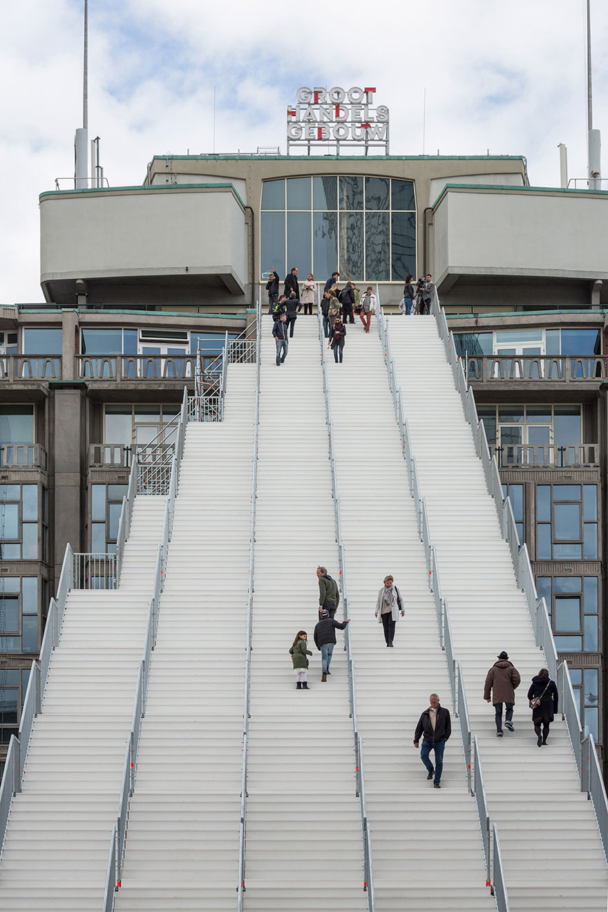 MVRDV - Gigantyczne schody na rusztowaniu w Rotterdamie (Holandia), z okazji 75-tej rocznicy odbudowy miasta po II Wojnie Światowej. MVRDV - Gigantic scaffold staircase in Rotterdam (The Netherlands). 75th anniversary to celebrate the city’s reconstruction after World War II.