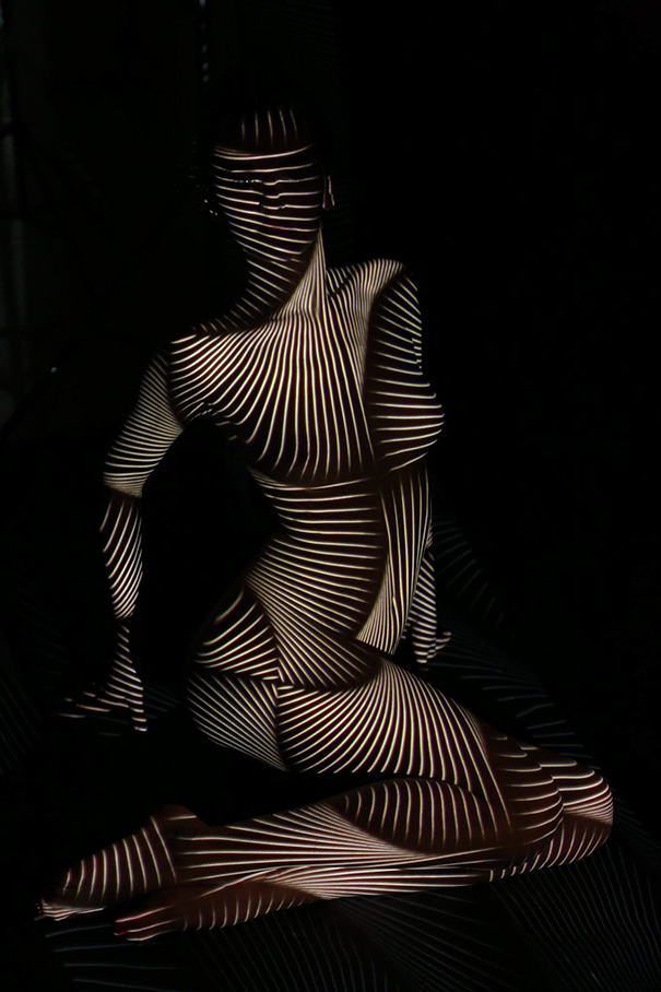 Dani Olivier - fotograf "ubiera" nagie kobiety w światło i cienie. Dani Olivier - photographer "dresses" nude women in light and shadows.