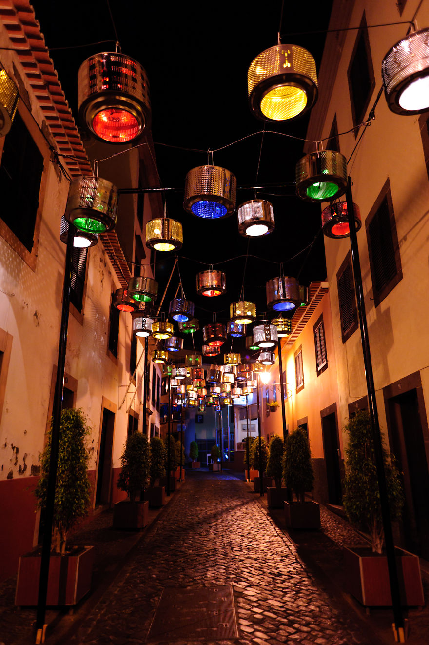 Câmara de Lobos - miasteczko na Maderze (Portugalia), gdzie stare bębny z pralek służą jako lampy uliczne. Câmara de Lobos -  small town on Madeira island (Portugal), where old washing machine drums are street lamps.