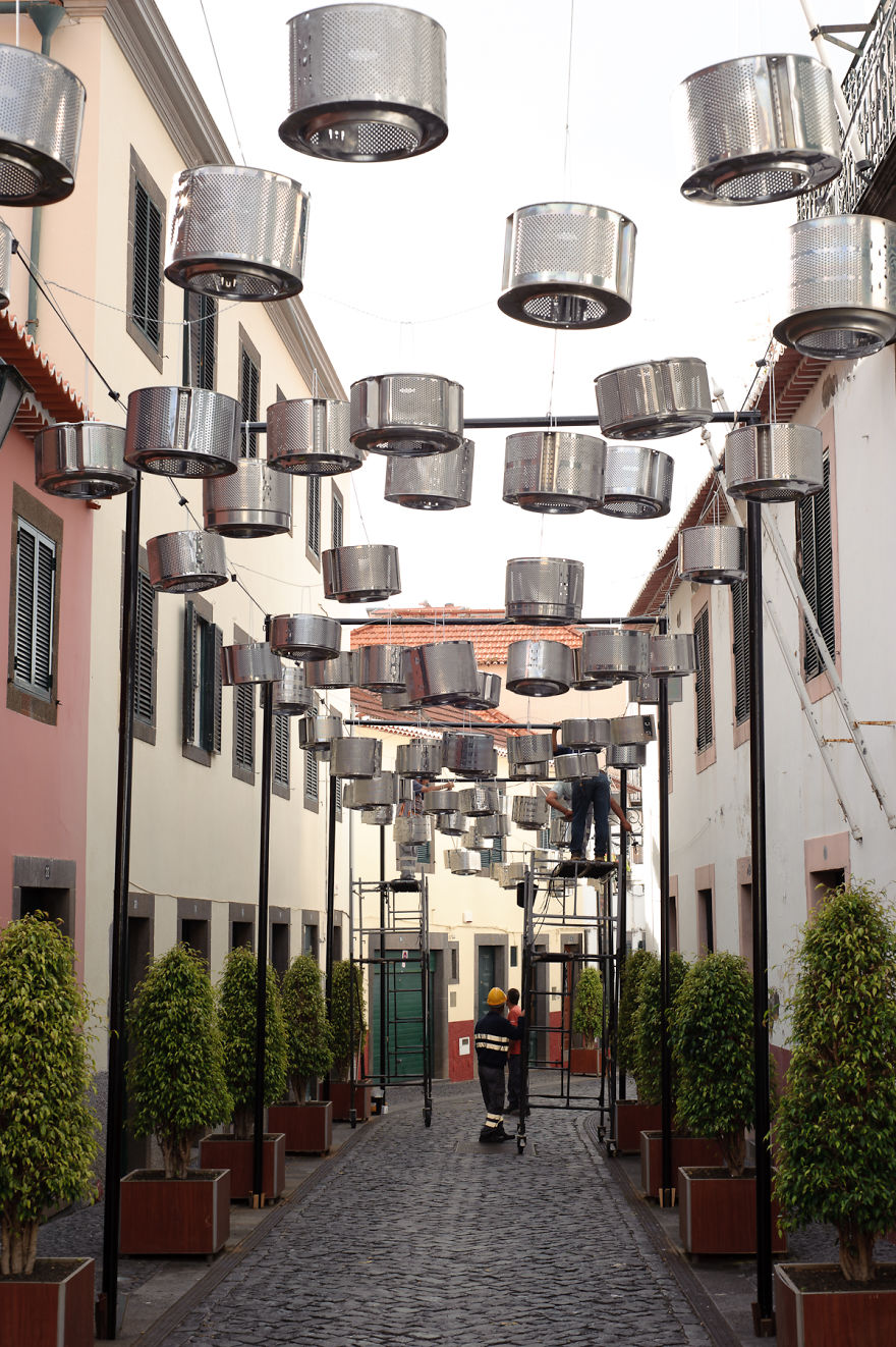 Câmara de Lobos - miasteczko na Maderze (Portugalia), gdzie stare bębny z pralek służą jako lampy uliczne. Câmara de Lobos -  small town on Madeira island (Portugal), where old washing machine drums are street lamps.
