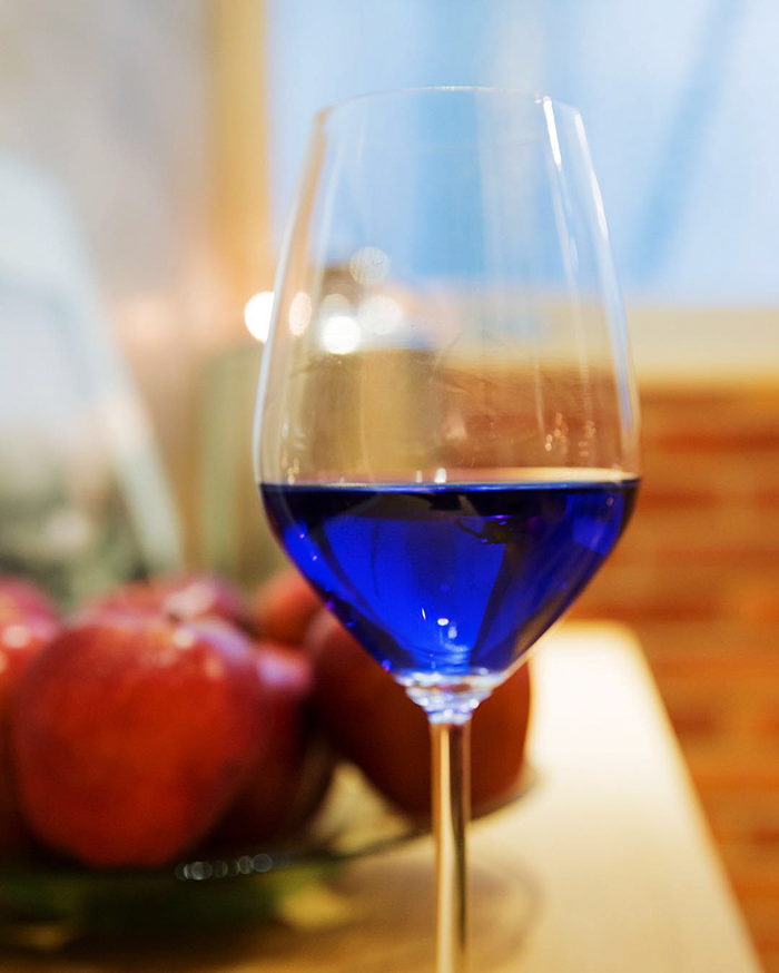 Gik - niebieskie wino. Gïk - blue wine.