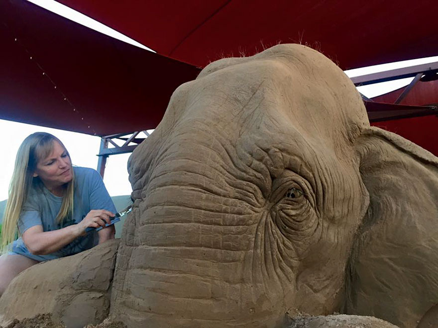 elephant-mouse-playing-chess-sand-sculpture-ray-villafane-sue-beatrice-1