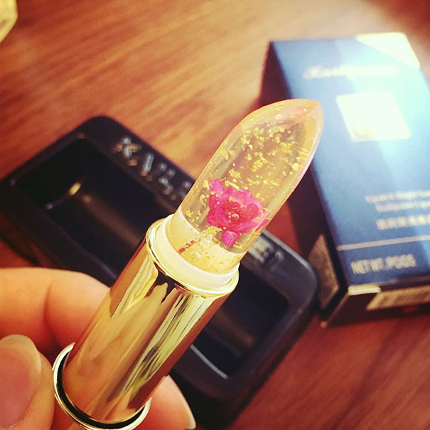 Kailijumei - galaretowata szminka z prawdziwymi kwiatami w środku. Kailijumei - jelly lipstick with real flowers inside.